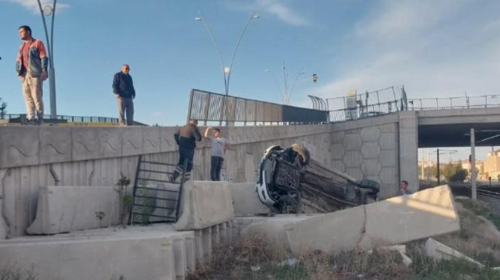 Otomobil bariyerleri kırıp tren yolunun kenarına düştü