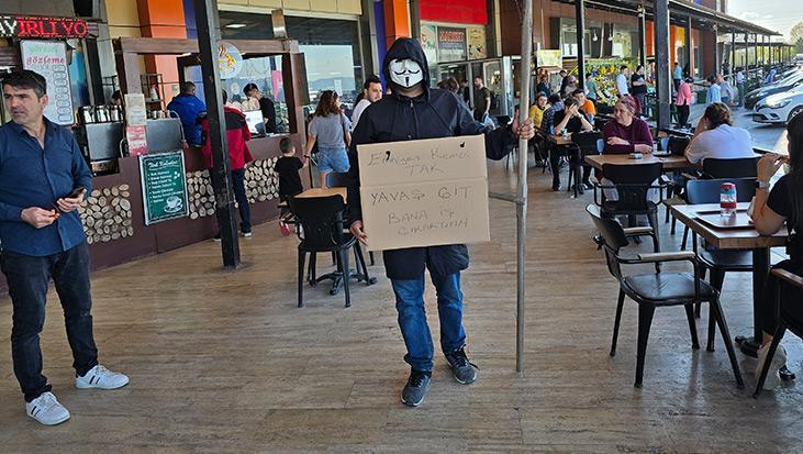 Yüzüne ‘Azrail’ maskesi takıp yola çıktı! ‘Bana iş çıkarmayın’