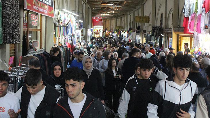 Tarihi çarşıda Ramazan Bayramı yoğunluğu