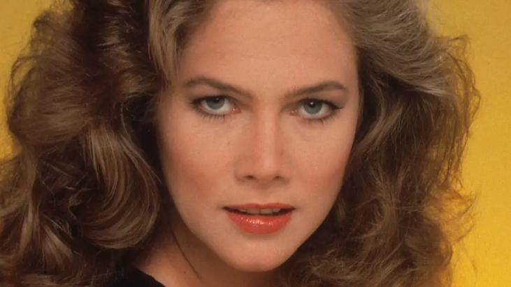 Hollywood’un yıldız isimlerindendi! Kathleen Turner’ı bastonuyla görenler tanıyamadı