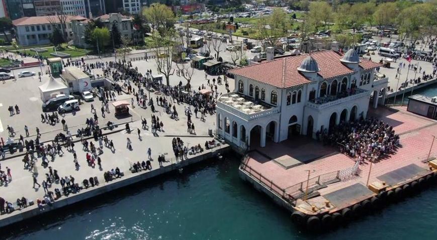 Kadıköy iskelesine akın ettiler! Sıranın ucu bucağı yok
