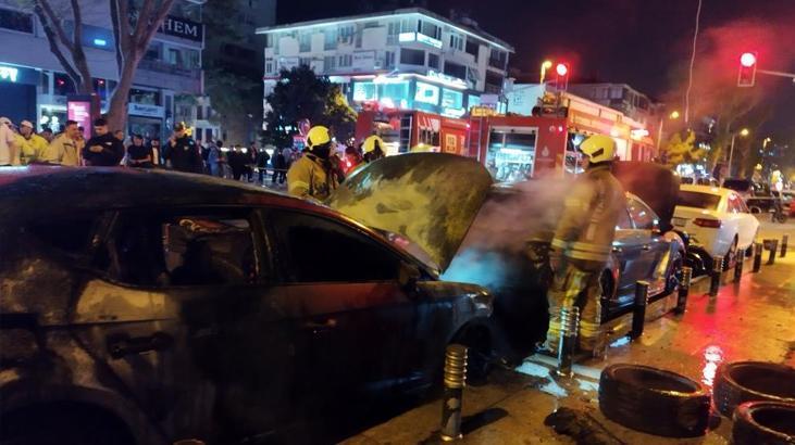 Kadıköy’de 2 araç alev alev yandı