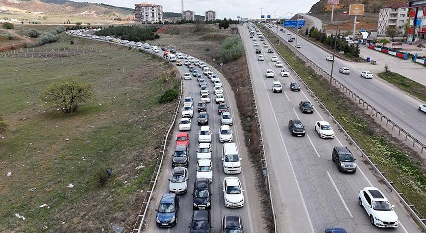 Tatilciler dönüşe geçti! ‘Kilit kavşak’ta trafik yoğunluğu