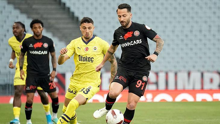 Karagümrük maçında Fenerbahçe taraftarından Krunic’e tepki! İsmail Kartal’dan değişiklik