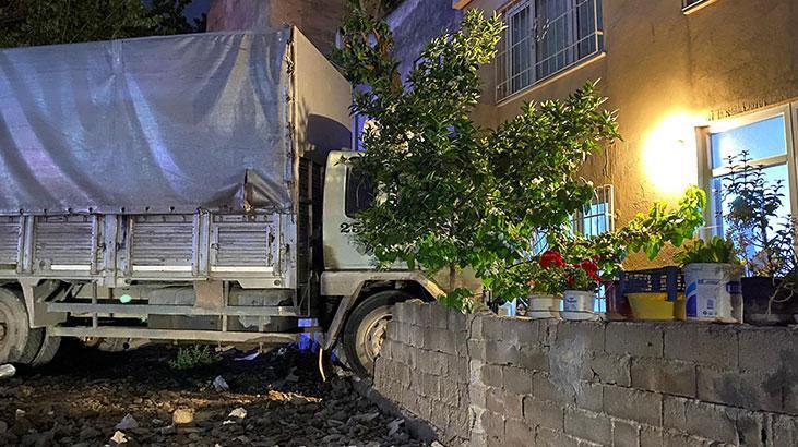 Bursa’da freni boşalan kamyon eve girdi