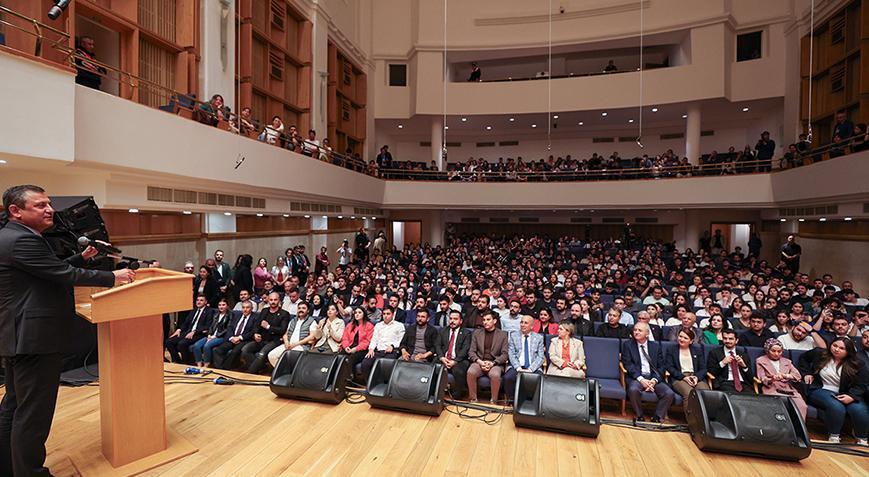 Özgür Özel: Başımızın üstündeki cam tavanı kırdık