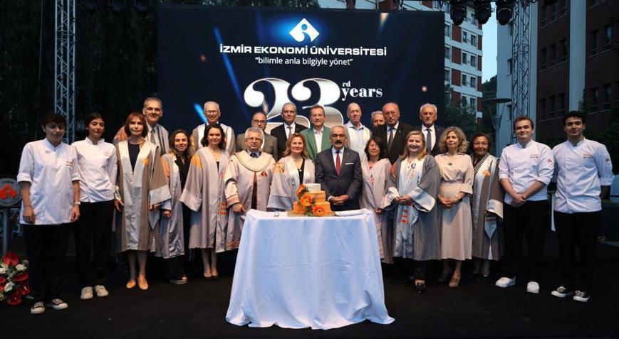 İzmir Ekonomi Üniversitesi’nde 104 akademisyen için tören düzenlendi