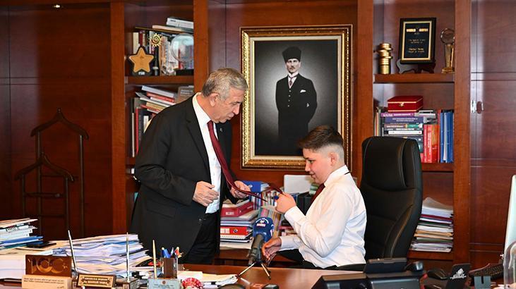 Mansur Yavaş koltuğunu otizmli Muhammed’e bıraktı