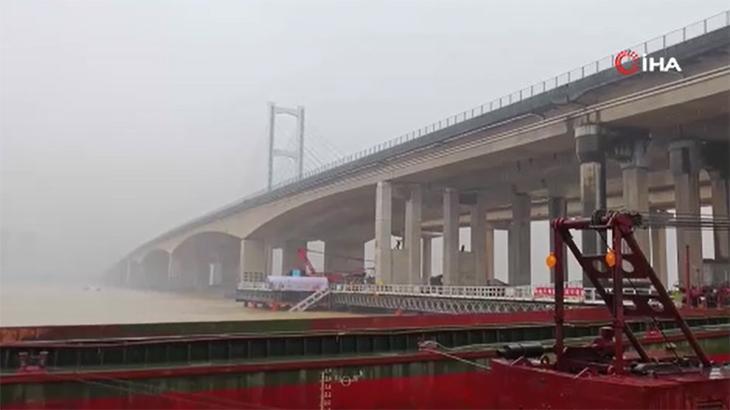 Korkunç kaza: Kargo gemisi köprüye çarptı!