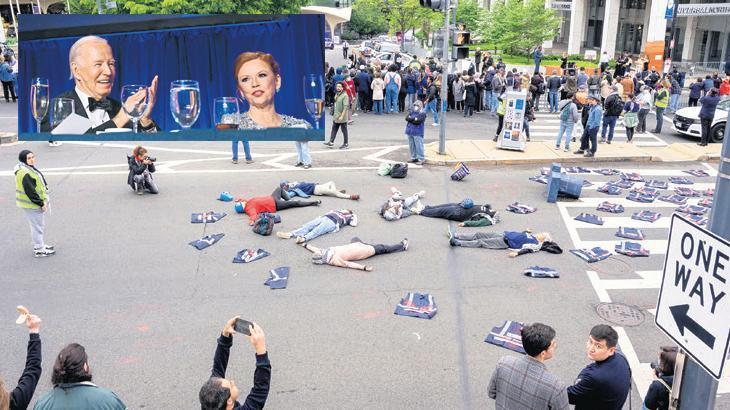 İçeride gülüşme dışarıda protesto