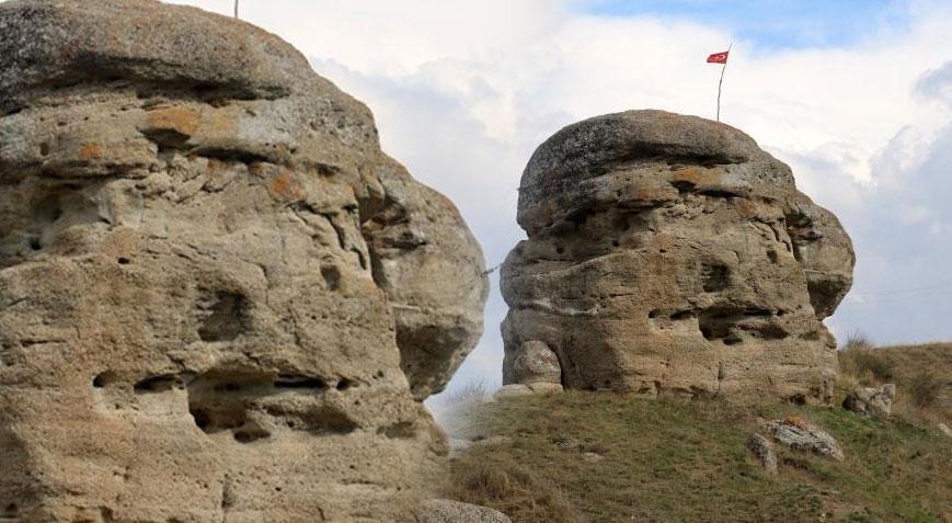 Köy halkı canından bezdi! Meteor mu, kale mi bilen yok: ‘Defineciler dibinde kazı yapıyor’