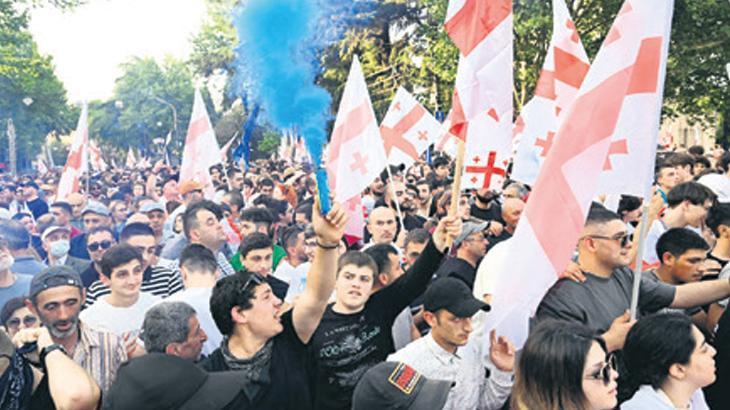 Tartışmalı yasa için sokaklar doldu