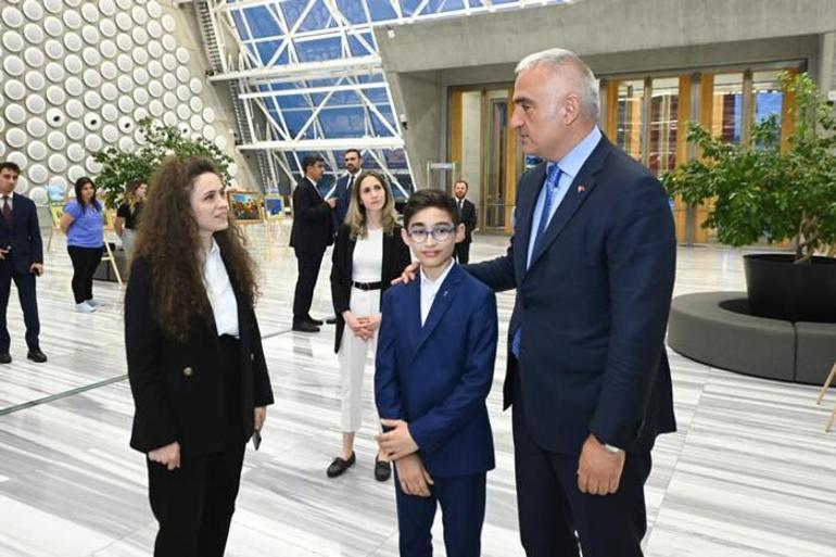 Bakan Ersoy'dan şehit polis memuru Hüseyin Gül'ün oğlu Talha'nın sergisine ziyaret