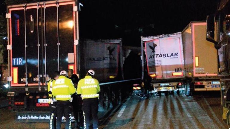 Ataşehir'de alkollü TIR şoförü park halindeki 2 TIR'a çarptı: 1 yaralı