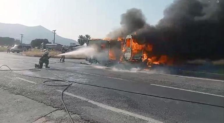 Feci olay! Kaza sonrası iki minibüs alev alev yandı: 4’ü ağır 14 yaralı