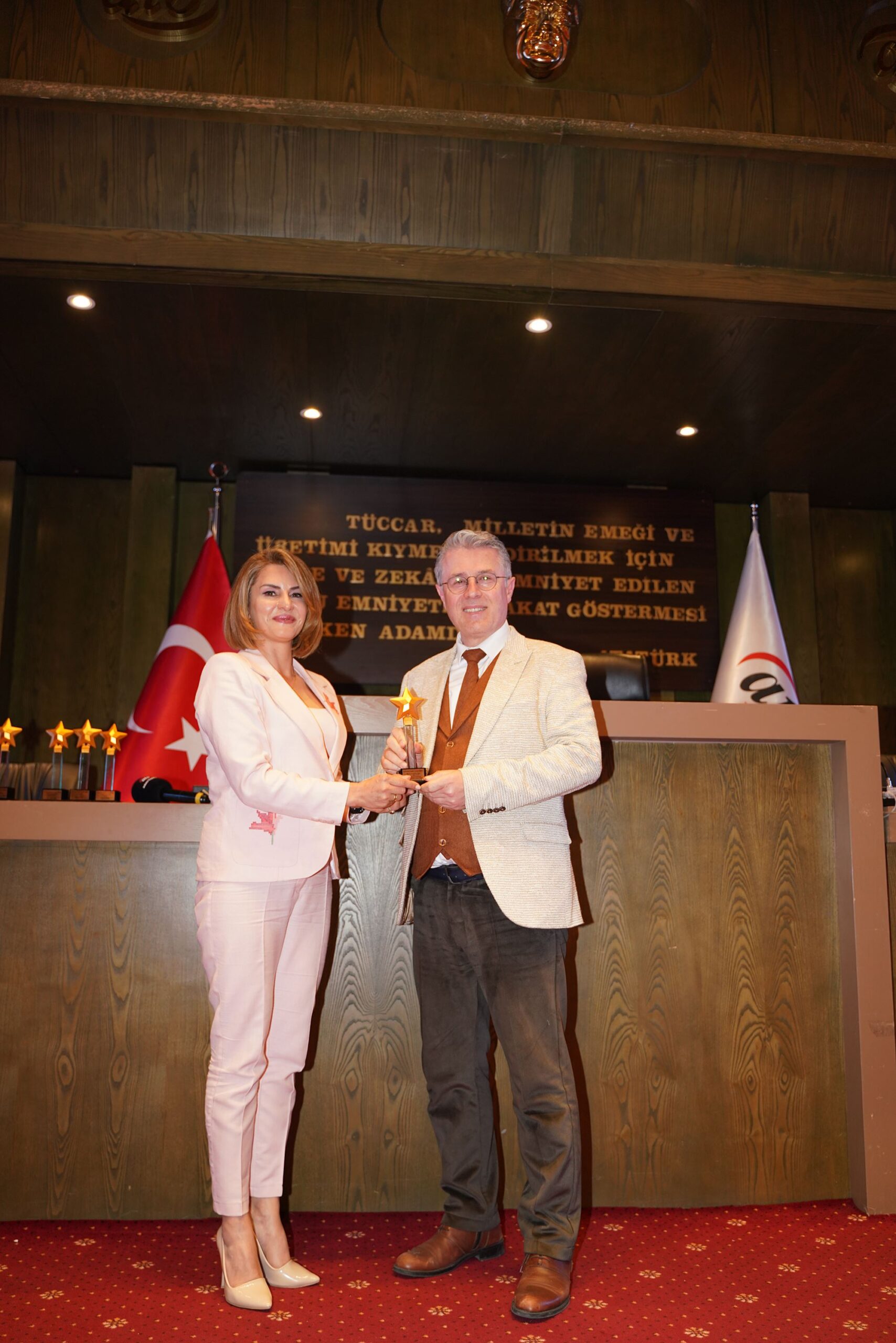 Yılın İletişim Uzmanı ödülü Gurbet Altay’a verildi.