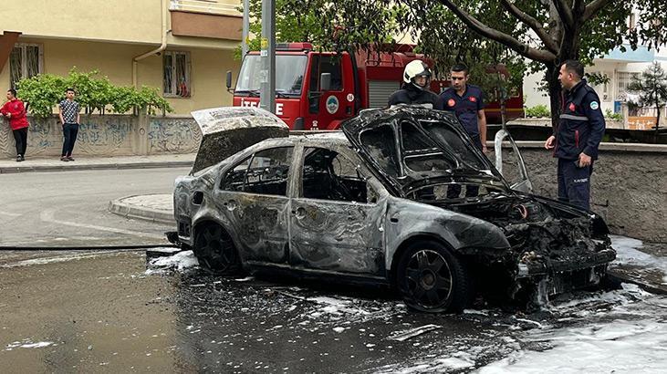 Park halindeki otomobil alev alev yandı