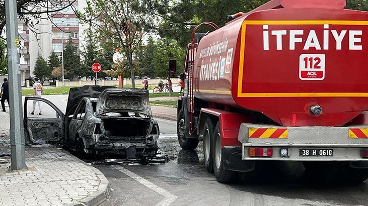 Park halindeki otomobil alev alev yandı