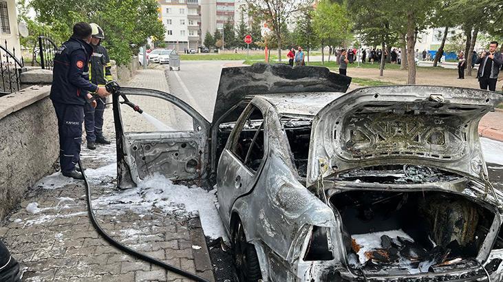 Park halindeki otomobil alev alev yandı