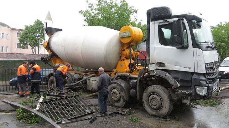 Beton mikseri bariyerleri parçaladı, karşı şeride geçti