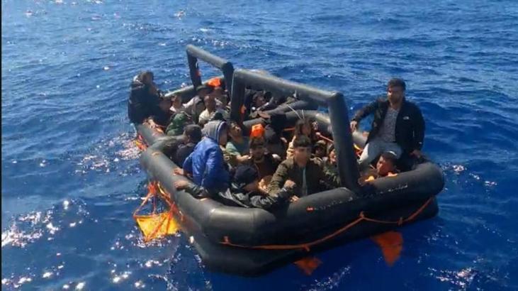 İzmir açıklarında 22’si çocuk 60 düzensiz göçmen kurtarıldı