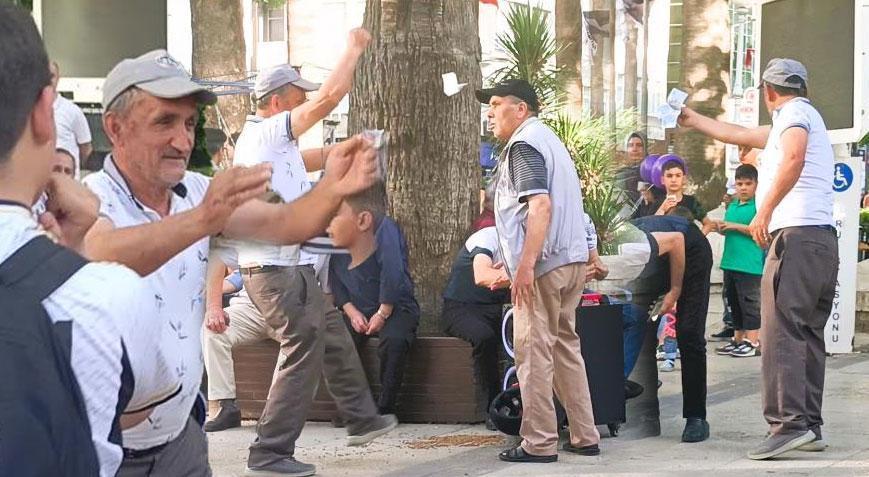 Gören şaşkına döndü! Birkaç dakika içinde cebindeki tüm para ve dolarları dağıttı