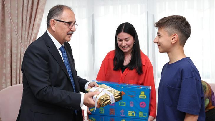 Bakan Özhaseki’den depremzede Özgür ailesine ziyaret