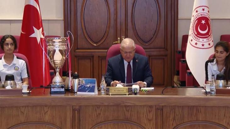 Bakan Güler, Yüksekova Belediyespor’un kadın futbolcularını ağırladı! ‘İlham kaynağı oluyorsunuz’