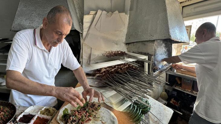 Sadece 2 saat açık kalıyor, kapış kapış satılıyor! Burada ciğer yemek için sabah gitmek gerekiyor