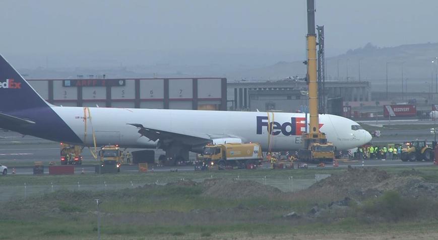 İstanbul Havalimanı’nda gövdesinin üzerine iniş yapan uçağın kaldırılma çalışmaları sürüyor