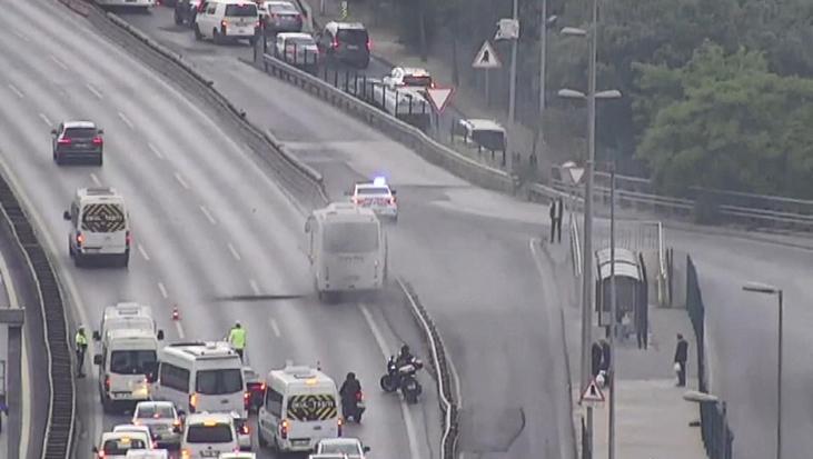 15 Temmuz Şehitler Köprüsü girişinde minibüs yandı!