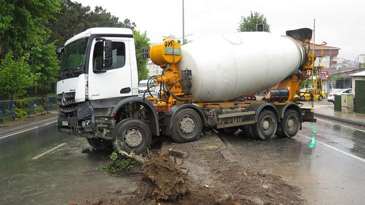 Beton mikseri bariyerleri parçaladı, karşı şeride geçti