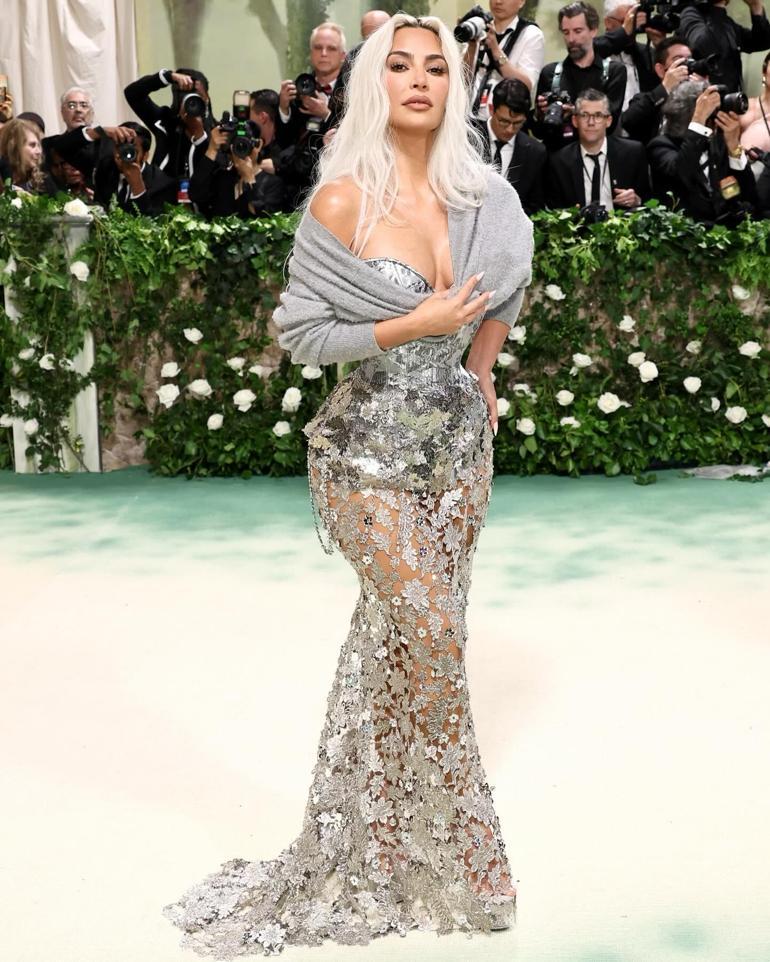 Met Gala'ya Kim Kardashian damgası! Korsesinin darlığı alay konusu oldu