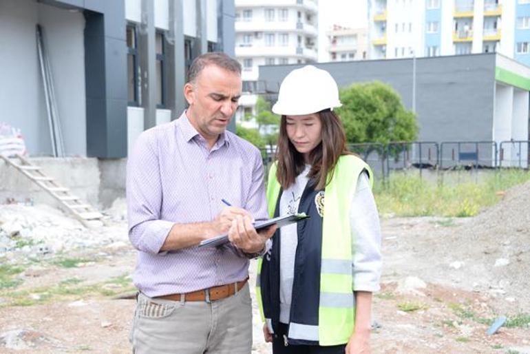 Çift yelek taşıyor! Sokakta polis, inşaatta mühendis