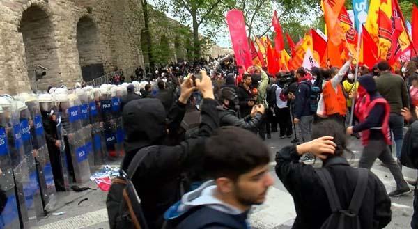 Yer: Saraçhane! Eylemciler polise damacana ile saldırdı