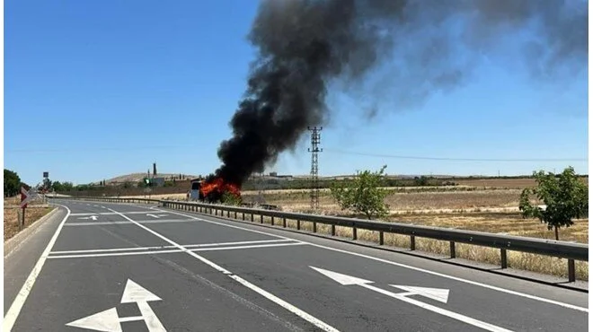 Şanlıurfa’da Emniyet Personelini Taşıyan Midibüs Alev Alev Yandı