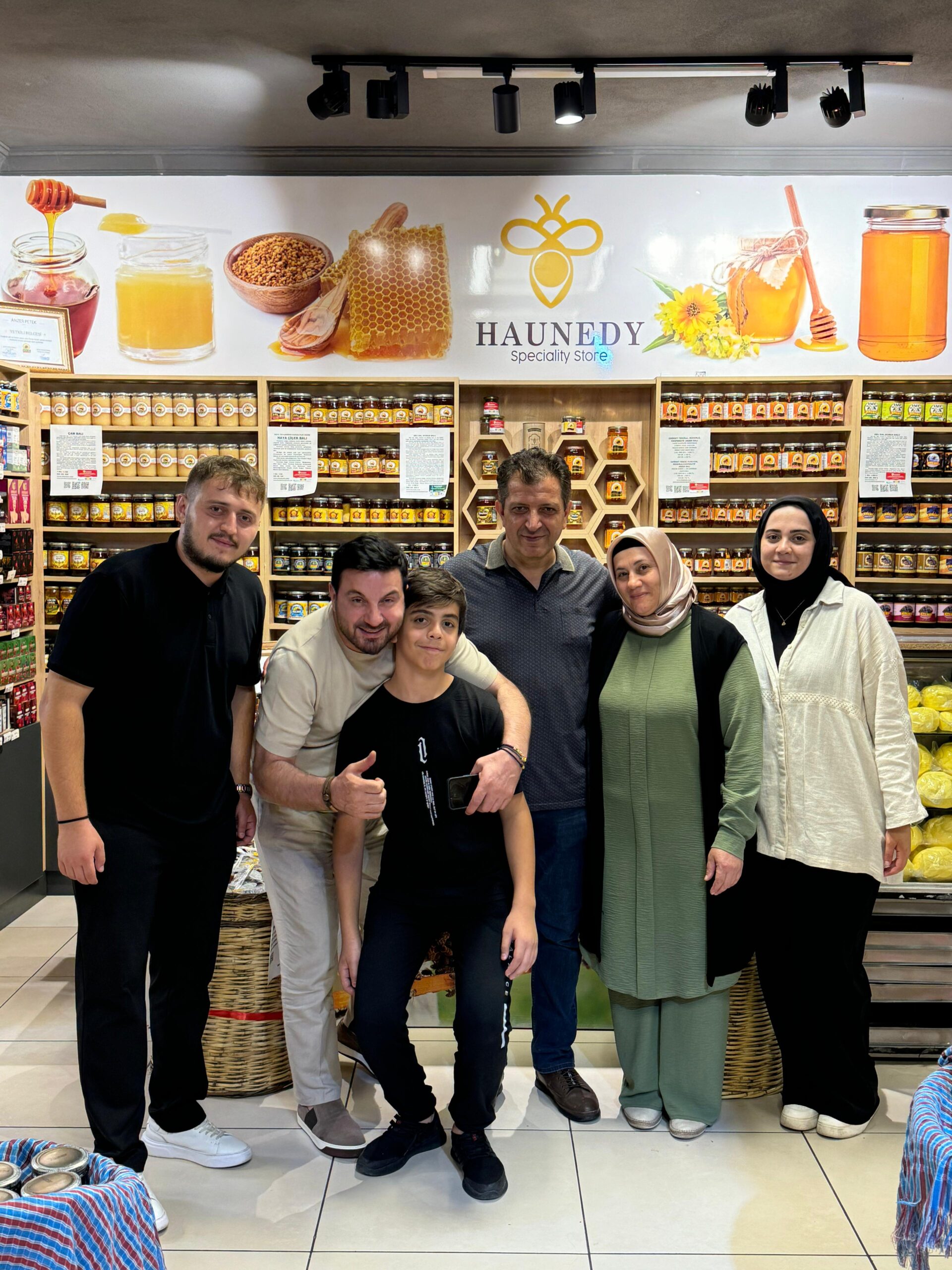 Davut Güloğlu’ndan Haunedy Mağazasına Övgü: Karadeniz’in Lezzetlerine Hayran Kaldı