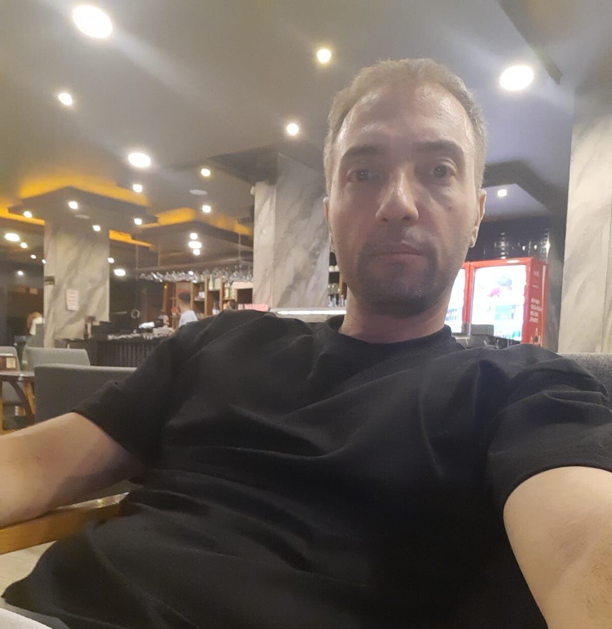 Model ve Oyuncu Evren Yiğit’in Moda Dünyasından Tiyatroya Geçiş Serüveni