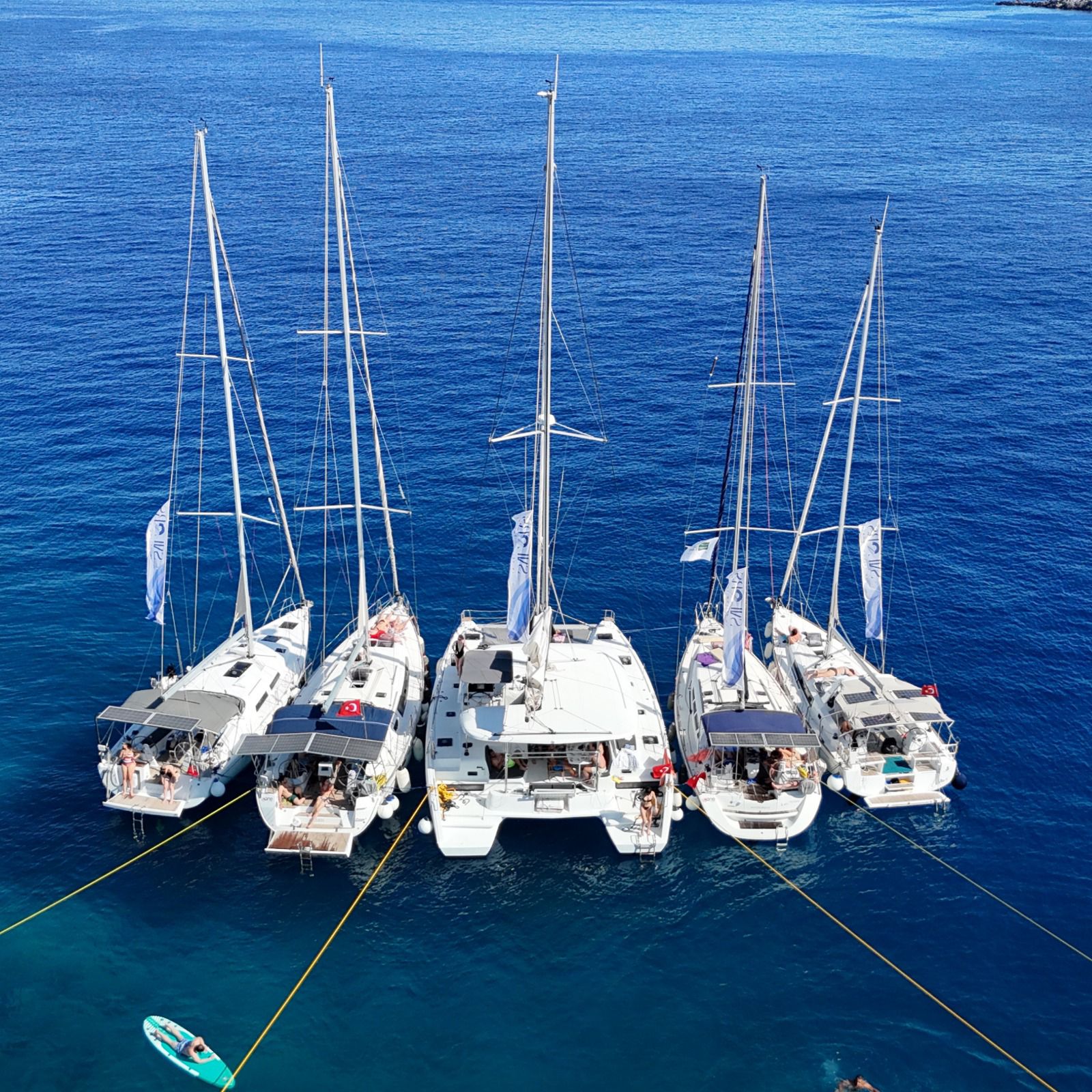  Sailors in Yellow Shorts: Göcek'te Akşam Partileri ve DJ Performansları