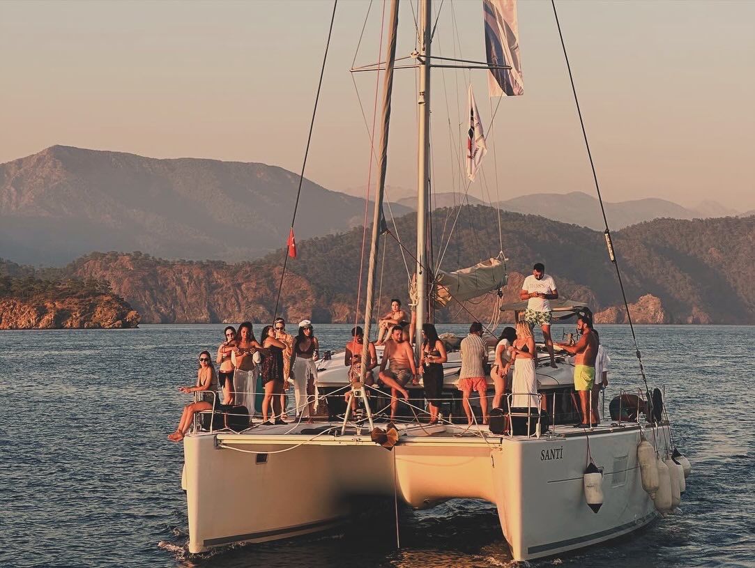 Sailors in Yellow Shorts: Göcek’te Akşam Partileri ve DJ Performansları