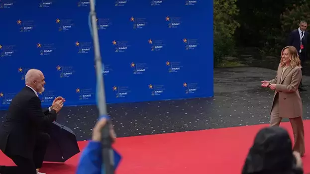 Edi Rama dan Meloni’ye Sürpriz Karşılama Diz Çökerek Selamladı!