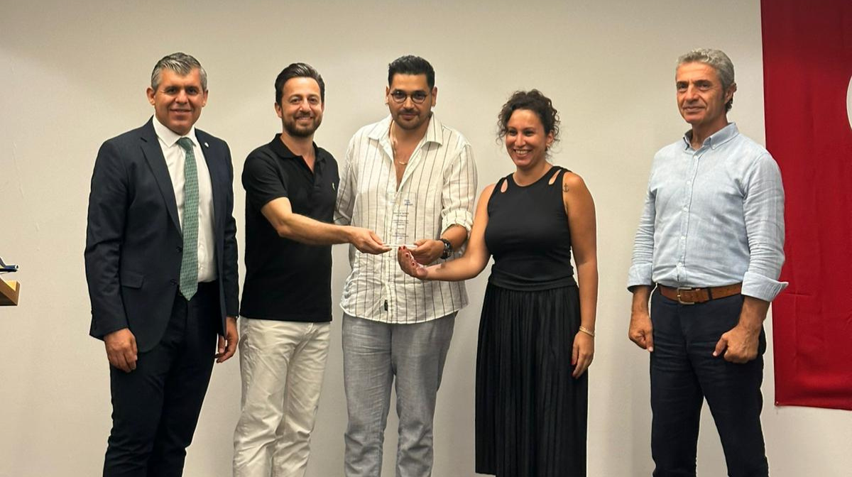 Kuşadası’nda Değer Yaratan İşbirliği: Can Sarhanlı’ya Teşekkür Plaketi