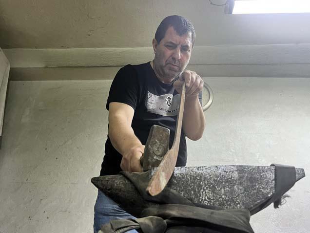 Turgut Aydemir 15 Yıldır El Yapımı Kılıç Üretiyor