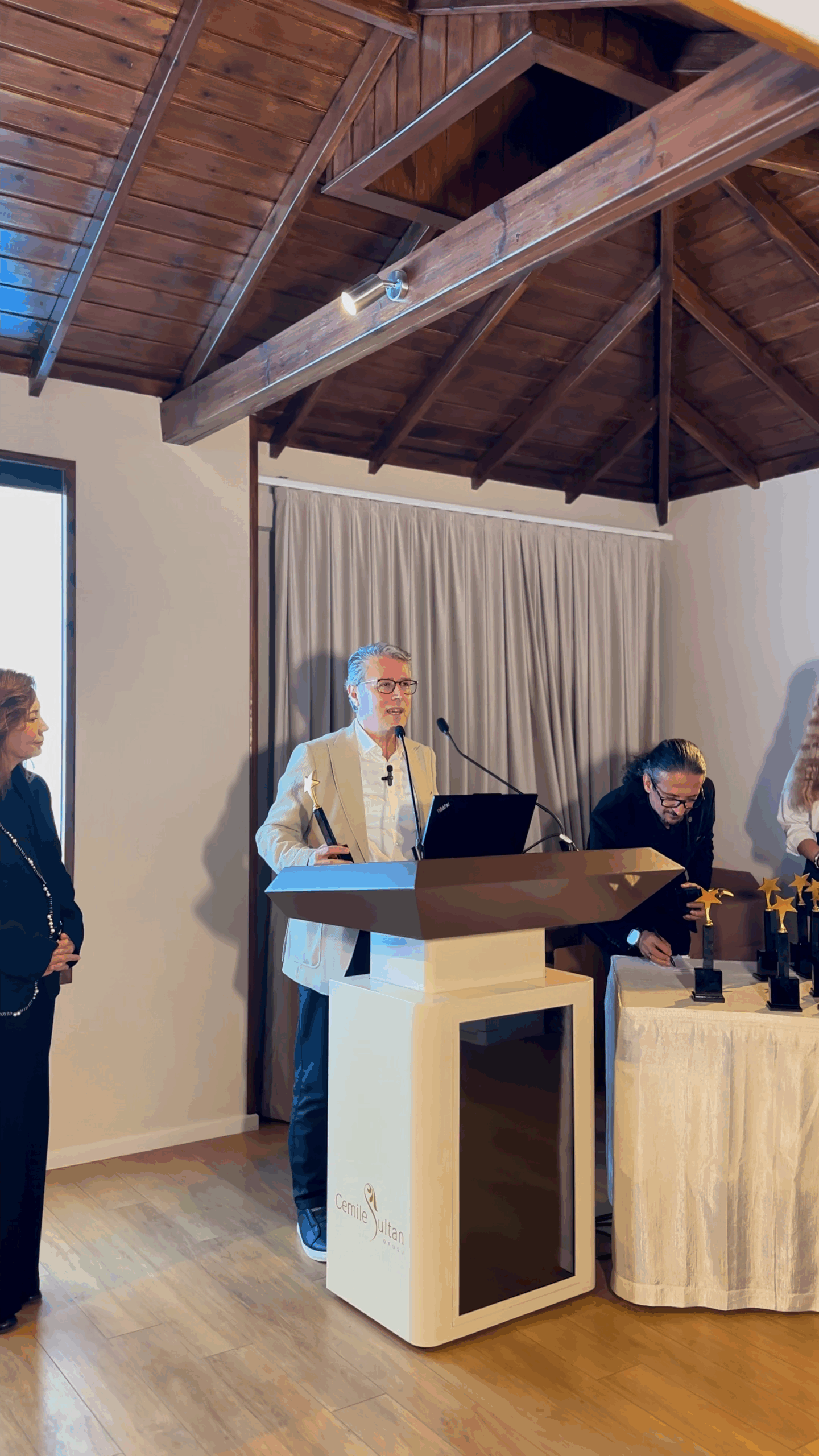 “Yılın En Başarılı Sağlık Turizmi Eğitimcisi” Ödülü,Dr.Gurbet Altay’ın oldu.