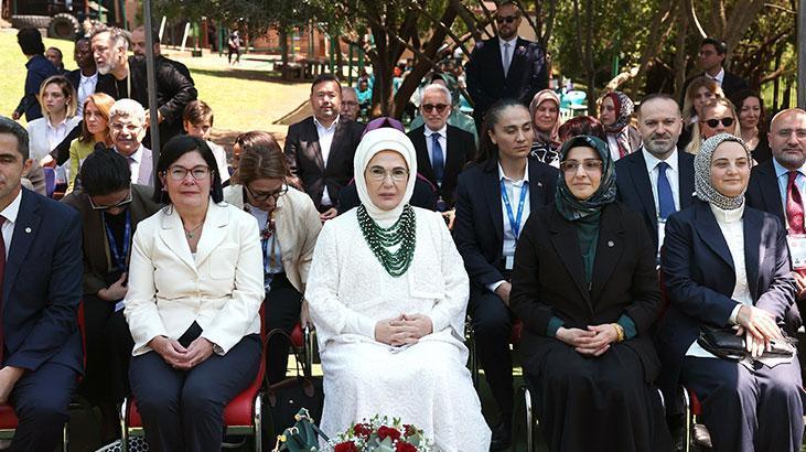 Emine Erdoğan, Johannesburg’daki Uluslararası Maarif Okulu’nu Ziyaret Etti