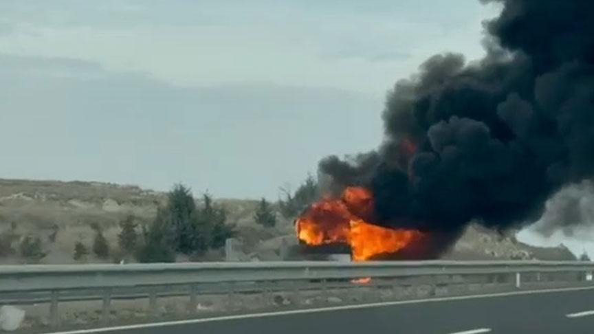 Seyir Halindeki Yolcu Otobüsü Alev Aldı, Trafik Kontrollü Verildi