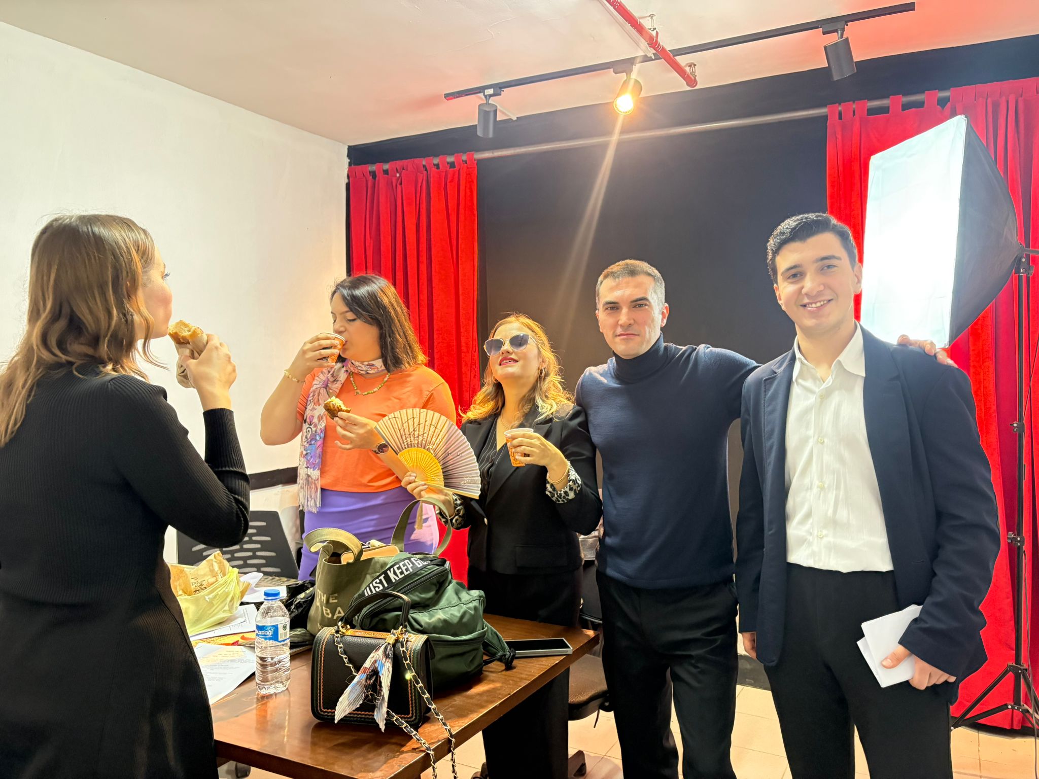 “3 2 1 KAOS” SETİ KARIŞTI: ABSÜRT KOMEDİDE PERDE ARKASI BİLE SENARYO KADAR HAREKETLİ