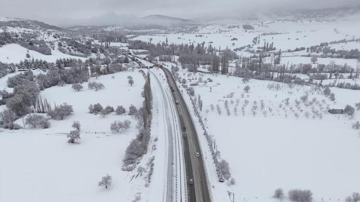 Kar bir anda bastırdı! Karayolu 3 saat trafiğe kapandı