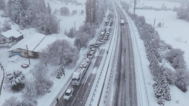 Yoğun Kar Sürprizi! Karayolu 3 Saat Ulaşıma Kapandı