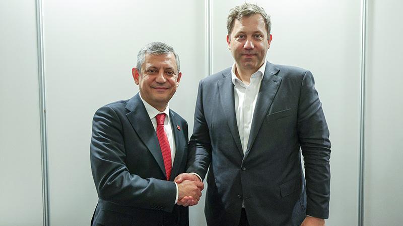 Özgür Özel’den Barselona’da Diplomasi Trafiği: Alman Bakanla Kritik Görüşme